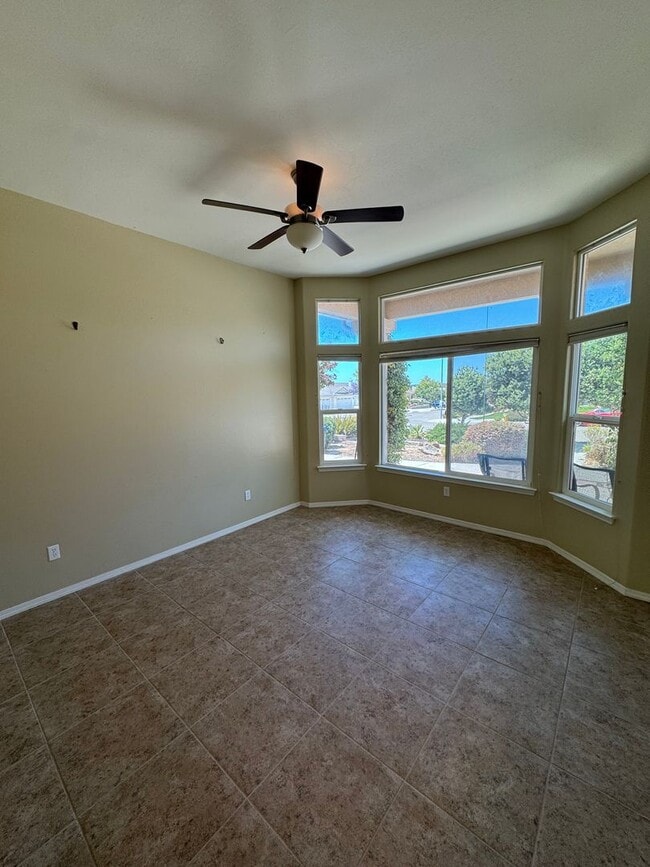 Foto del edificio - 4 Bed 2 Bath Charming and Well-Cared-For H...