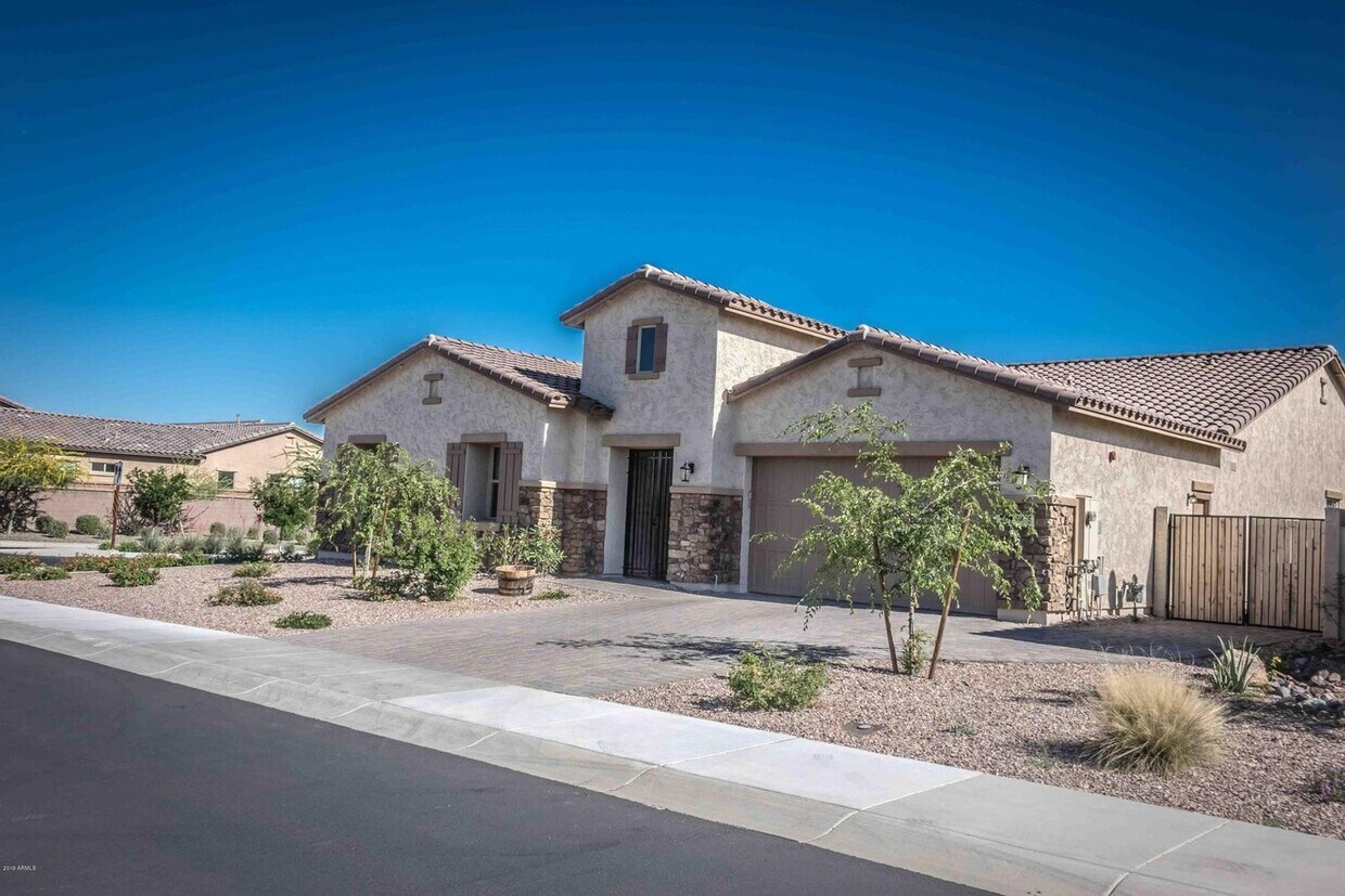 Primary Photo - Gorgeous 4 Bed + den Single Level Home in ...