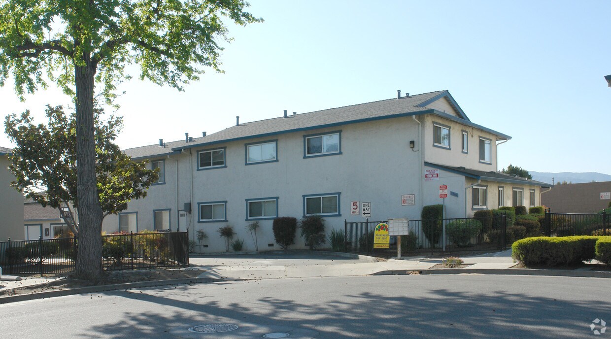 Foto del edificio - 180-181 Burnham Ct