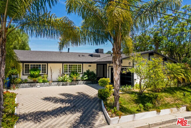 Foto del edificio - 3650 Sapphire Dr