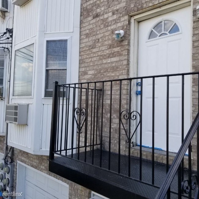 Building Photo - 429 Zerega Ave