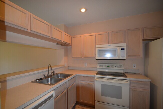 Building Photo - BEAUTIFUL 2BR/1.5BA TOWNHOUSE IN HAMPTON PARK