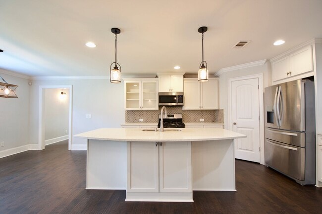 Building Photo - Cotswold S/D! 3Bed/2.5Bath Home with Fence...