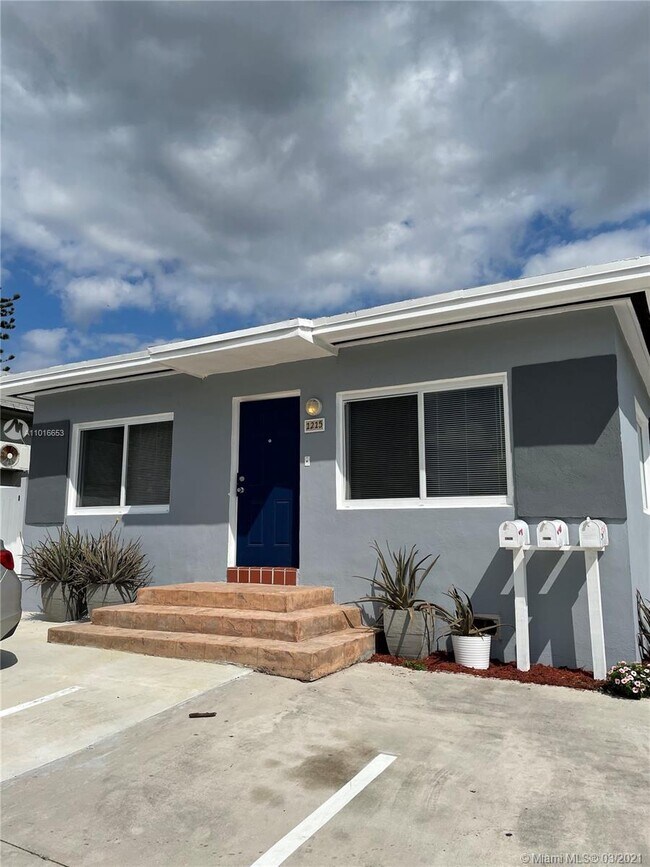 Foto del edificio - 1215 NE 109th St