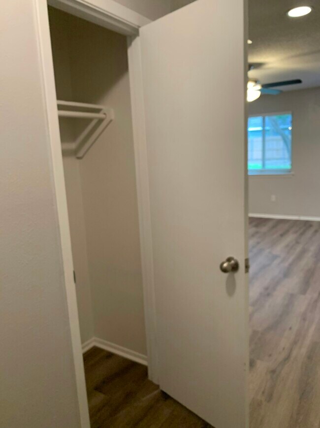 Foto del edificio - 404 Live Oak Dr