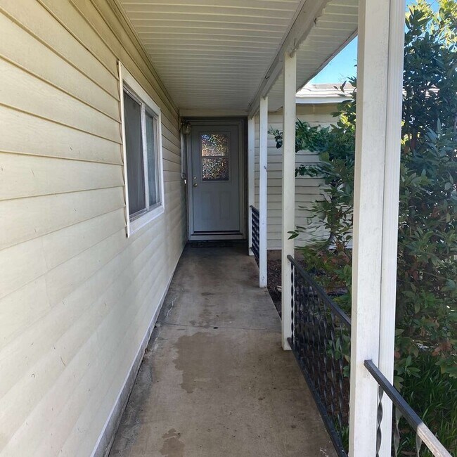 Building Photo - 725 Frances Ln