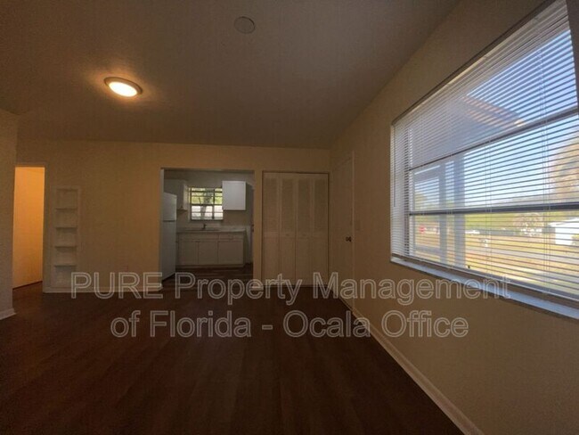 Building Photo - 1922 W Freeman Pl