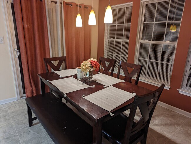 Foto del edificio - 1526 Falling Brook Ct