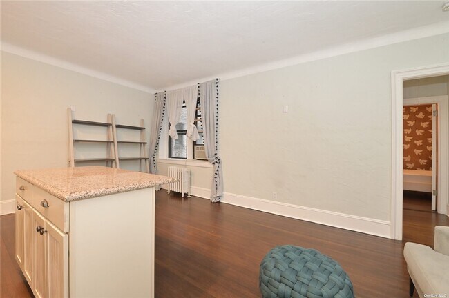 Building Photo - 77-20 Austin St