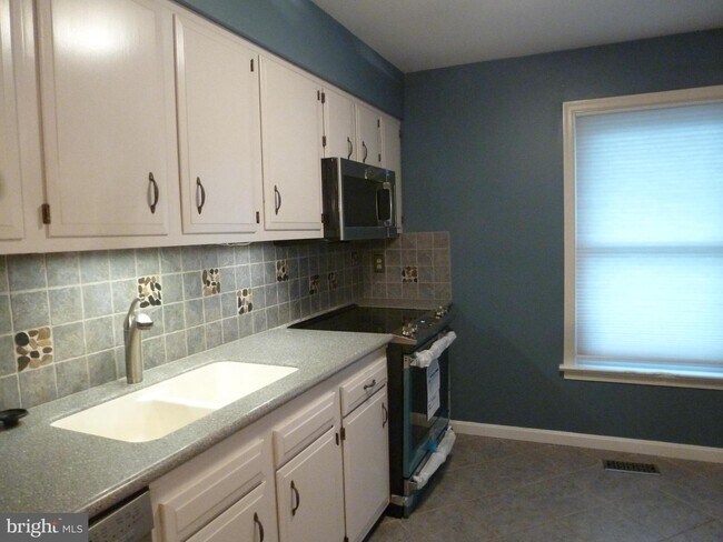 Building Photo - 704 Allenview Dr