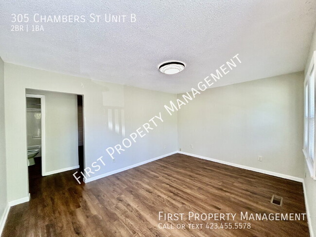 Building Photo - 305 Chambers St
