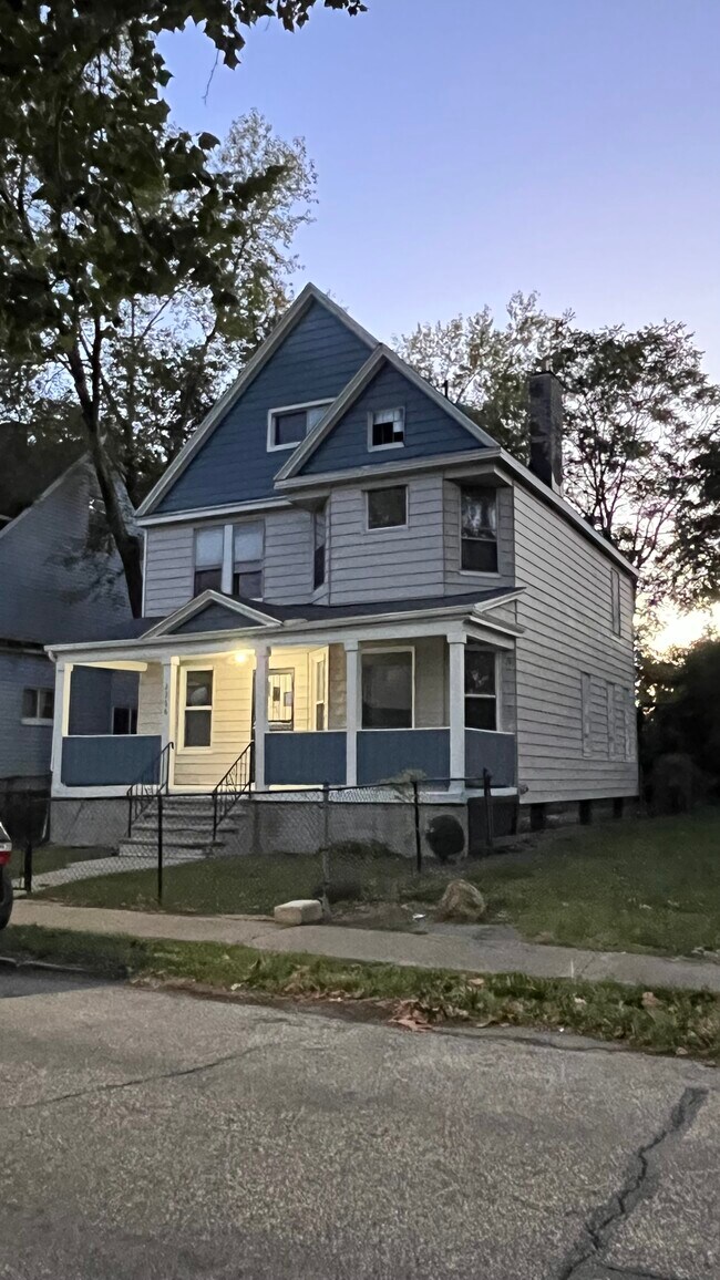 frente de la casa - 2366 E 85th St