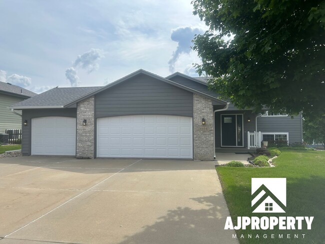Building Photo - 4604 S Dunlap Ave