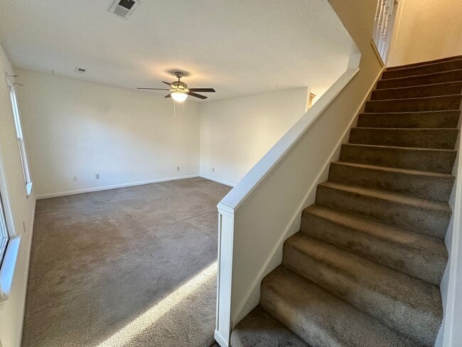 Building Photo - Updated Townhouse