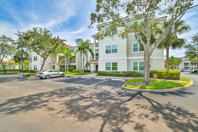 Building Photo - ** RARE 1 bed/1bath Condo in North Bonita ...