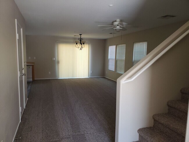 Foto del edificio - 4 Bed, 2 1/2 bath in Gated Community!!