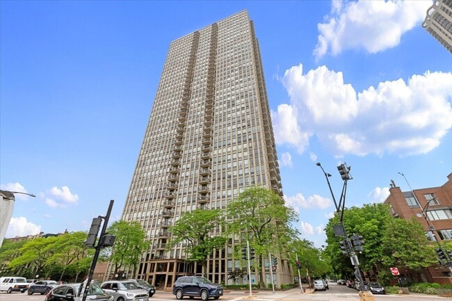 Building Photo - 1660 N La Salle Dr