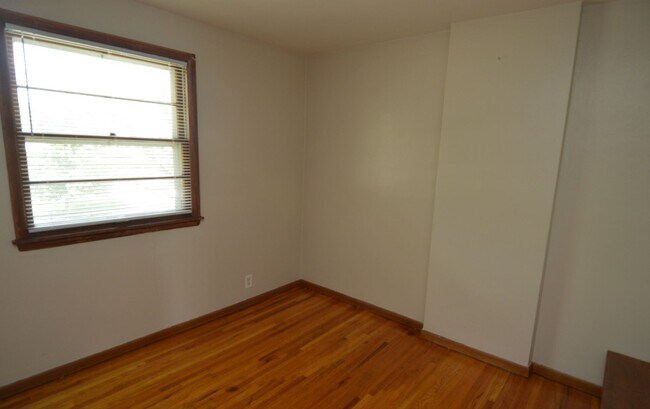 Building Photo - Spacious 4 Bed 2 Bath Duplex! Garage and A...