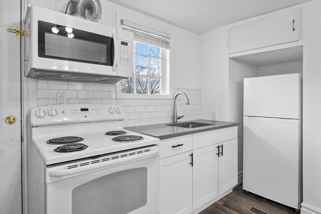 Building Photo - 835 Moy Ave