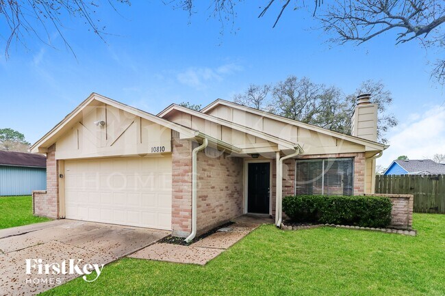 Foto del edificio - 10810 Lakewood Oaks Dr