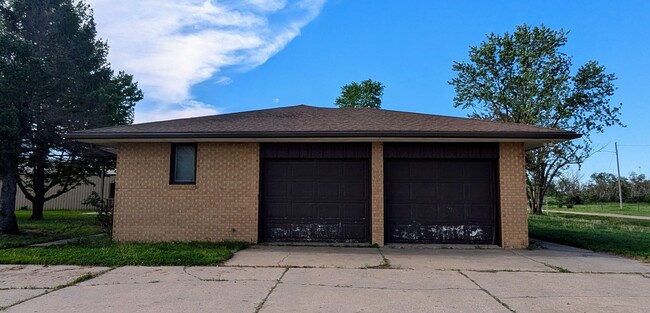 Building Photo - Spacious 3-Bedroom, 2-Bathroom Home