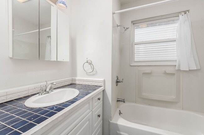 Building Photo - 981 Highland St