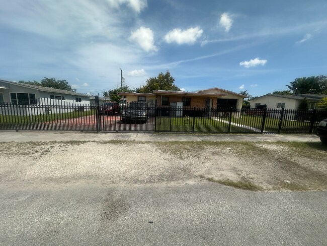 Foto del edificio - 12041 NW 22nd Pl