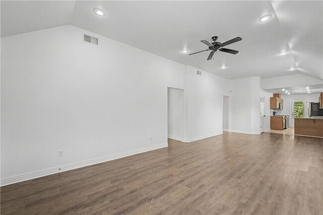 Foto del edificio - 1217 N Stephens Ave