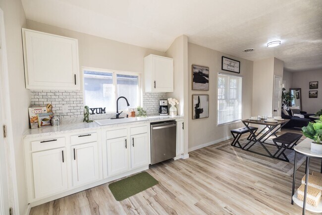 Foto del edificio - Updated 2-bedroom house $985