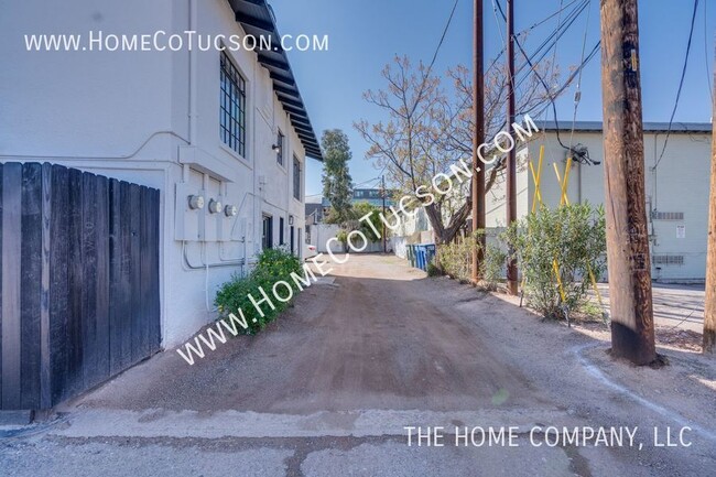 Building Photo - 940 E Florita Street UNIT 3- STUDIO Comple...