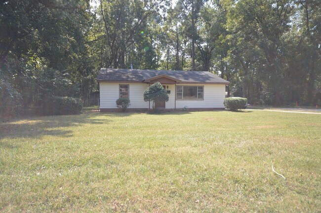 Building Photo - 3041 Woods Place- Bev Roberts Rentals & Pr...