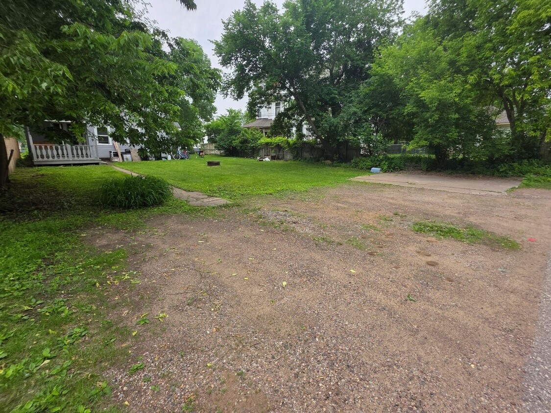 Building Photo - 519 N Barstow St