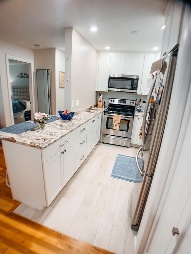 Building Photo - 25 Custer St