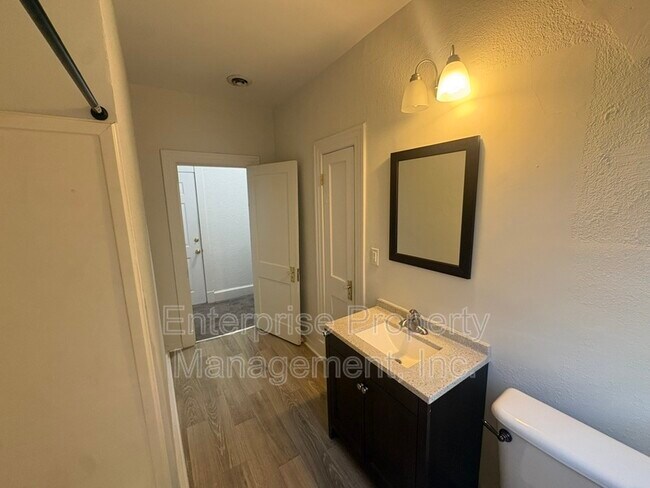 Foto del edificio - 2360 Forest Ave