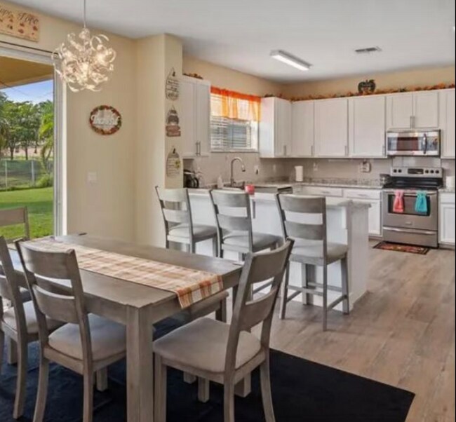 Foto del edificio - 738 SW Dalton Cir