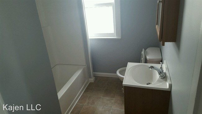Building Photo - 3 br, 1 bath Apartment - 502 Oak Hill