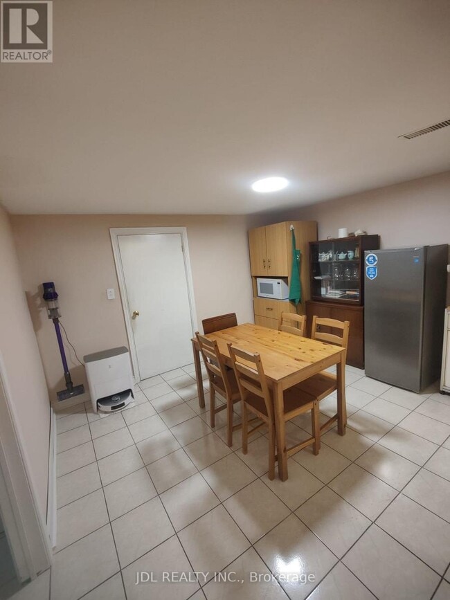 Building Photo - 30 Orangewood Crescent