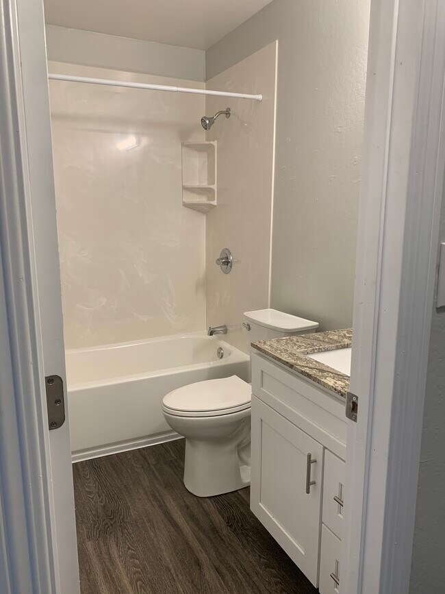Upstairs Full Bathroom - 1063 Bluebell Dr
