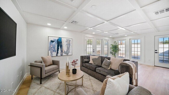 Foto del edificio - 8346 E Roma Ave