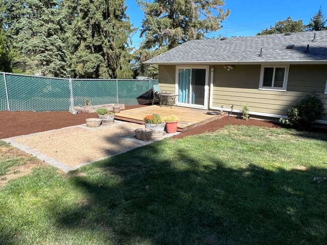 Building Photo - Nice 3 bedroom, 2 bath house in a great ne...