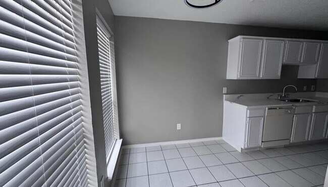 Foto del edificio - 737 Valley Spring Dr