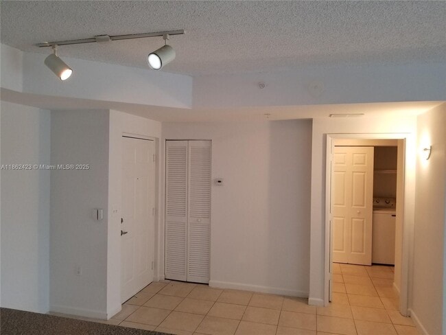 Foto del edificio - 8070 N Nob Hill Rd