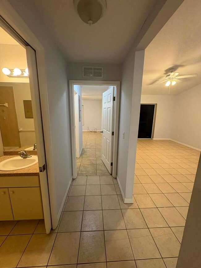 Building Photo - 1000/1002 W 12th Street