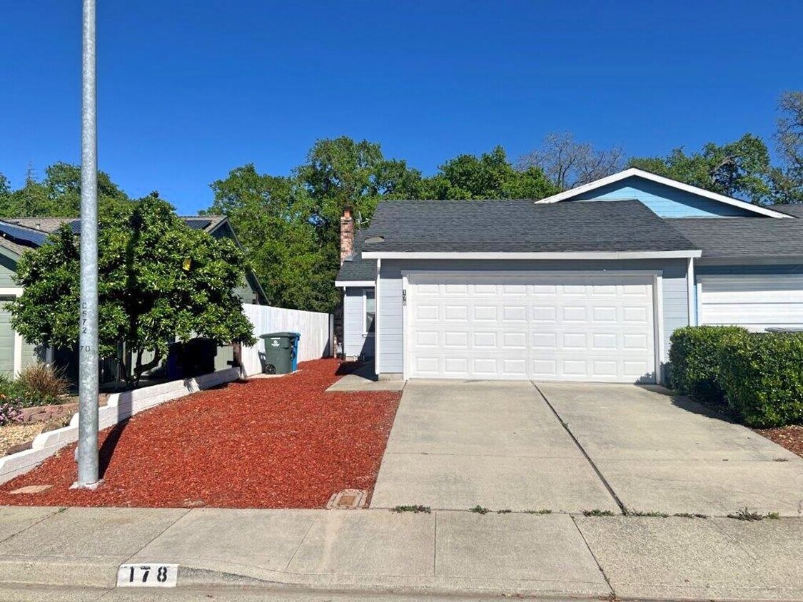 Primary Photo - 3 Bedroom 2 Bath Duplex w/ Garage Vacavill...