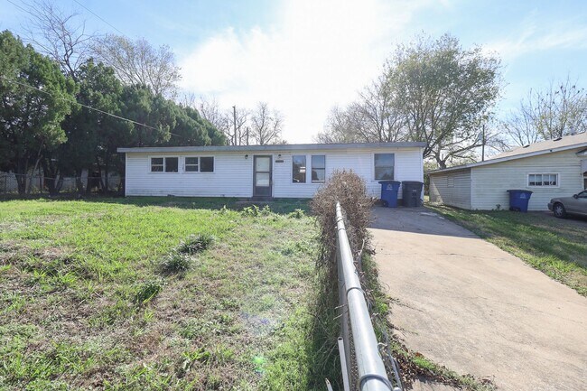 Building Photo - 4 bed/ 2 bath!!