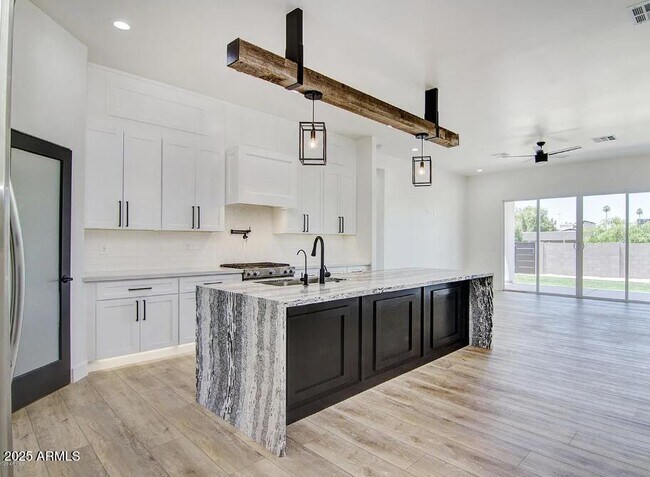Foto del edificio - 7748 N 13th Pl