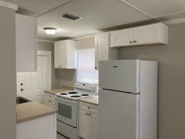 Building Photo - Two bedroom 1 bath