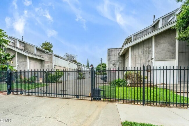 Foto del edificio - 2104 Raymond Ave