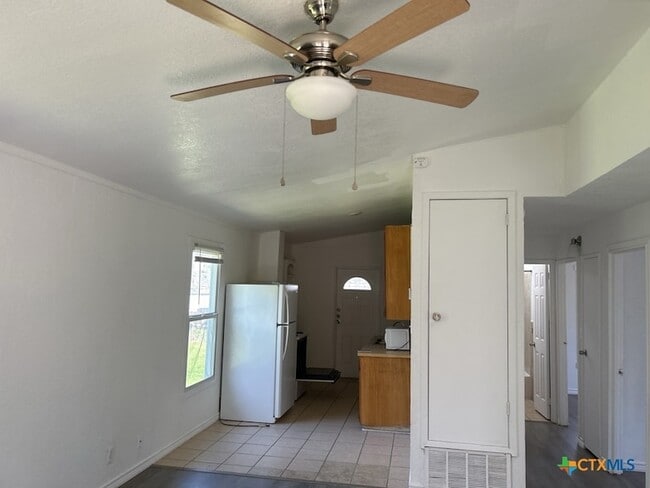 Building Photo - 905 Evergreen Dr