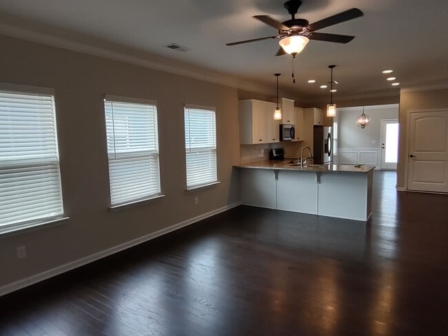 Building Photo - Pristine, move in ready Ranch Style home l...